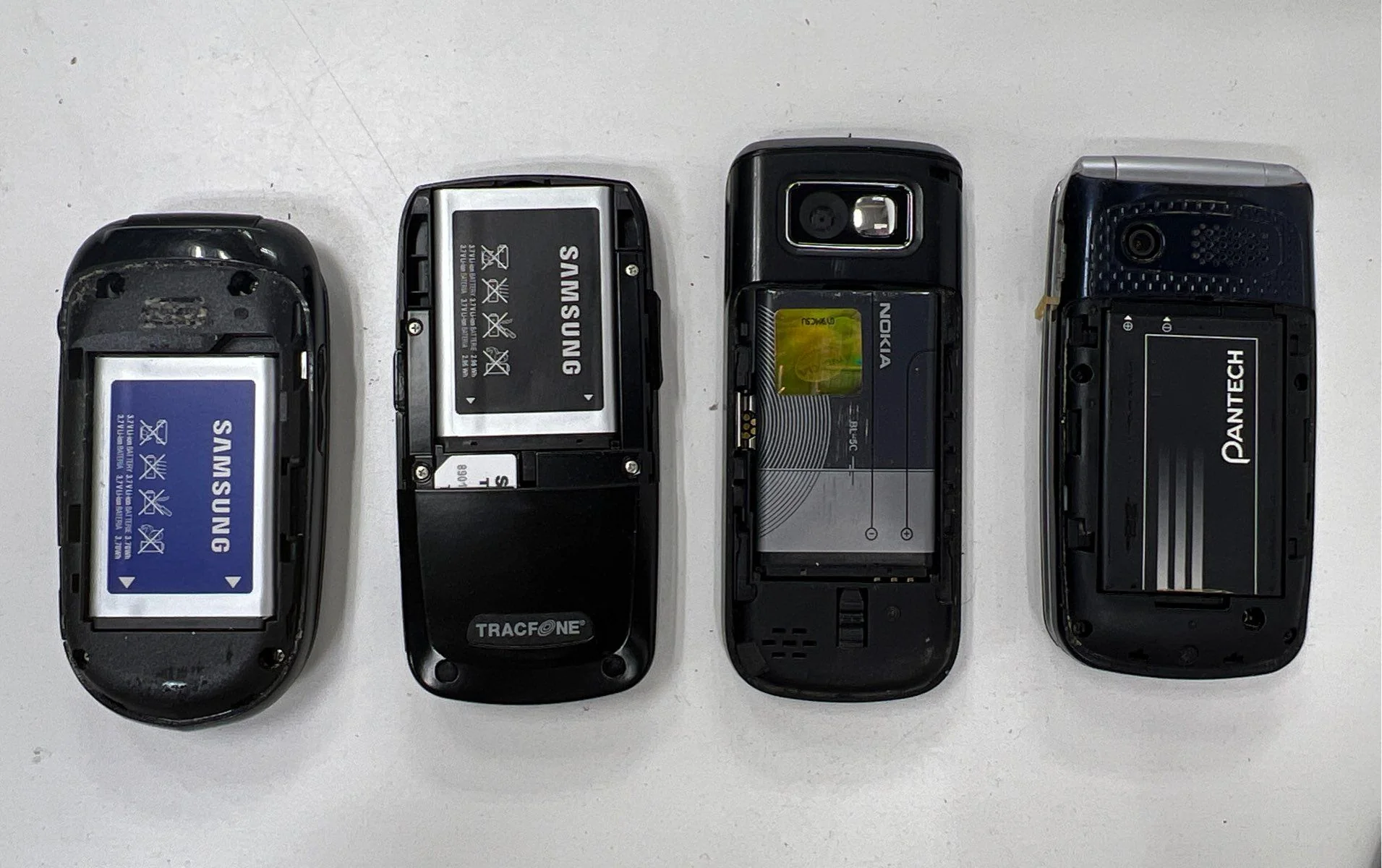 Mixed Brand Flip Phone Lot 19 Piece Samsung LG Motorola Nokia 4lb Bag Untested - Image 8