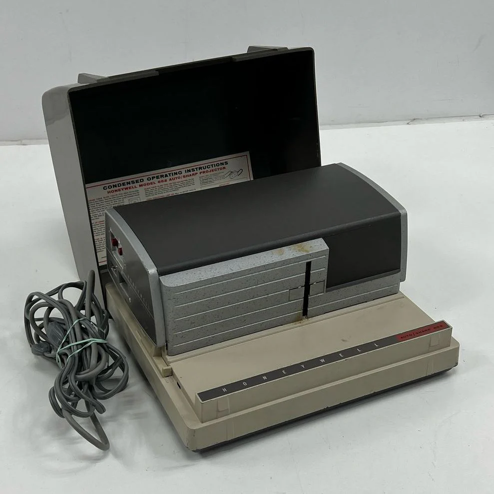 Vintage Honeywell 652 Auto/Sharp Magnetic Slide Projector UNTESTED