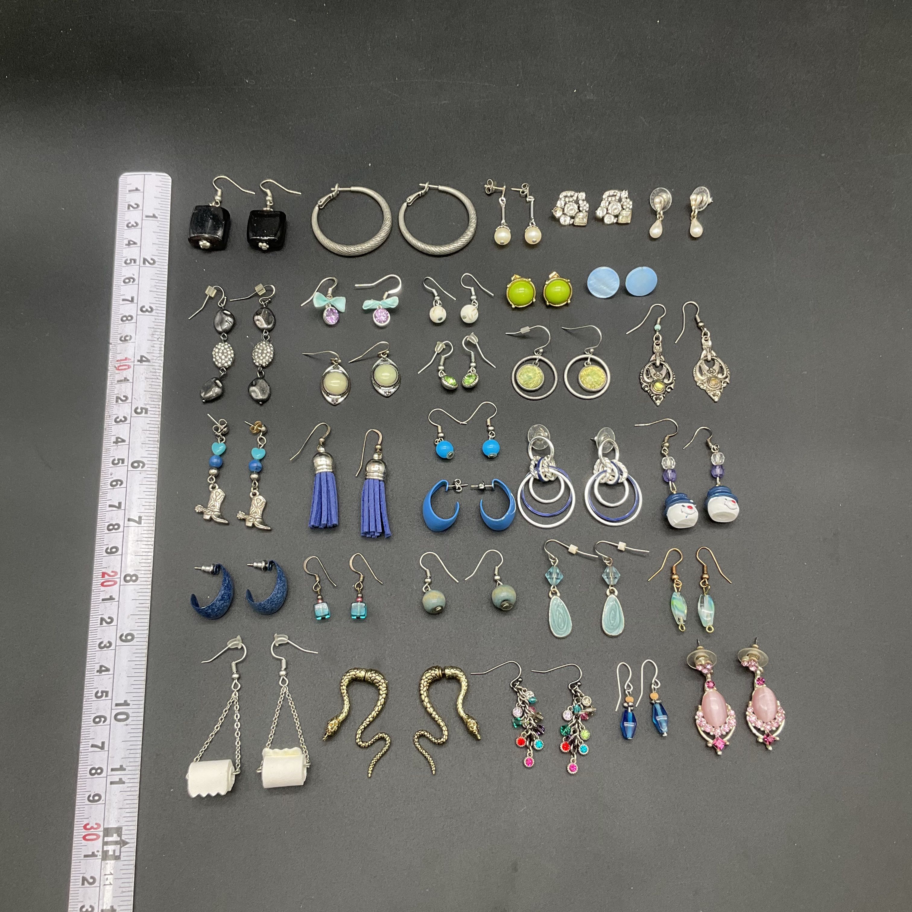Vintage to Modern Costume Earring Jewelry Lot of 28 Pairs Hoops Dangles Novelty - Image 2
